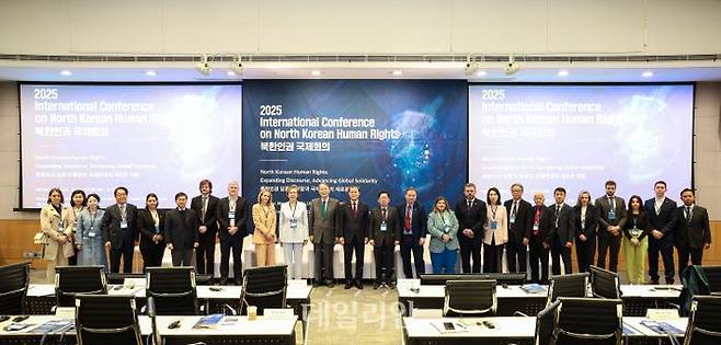 김영호 통일부 장관이 19일 서울 여의도 전경련회관 다이아몬드홀에서 열린 '2025 북한인권 국제회의'에서 주요 내외빈과 기념 촬영하고 있다. ⓒ통일부