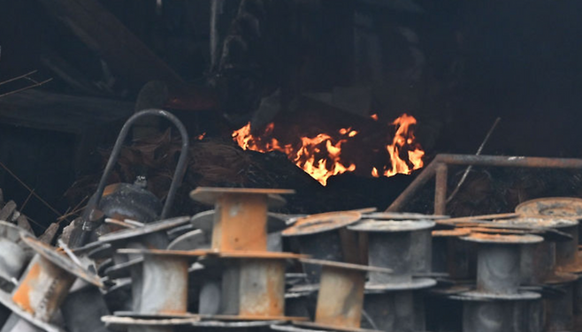 금호타이어 광주공장 화재 사흘째인 19일 오전 광주 광산구 금호타이어 2공장에서 잔불이 타고 있다.ⓒ금호타이어