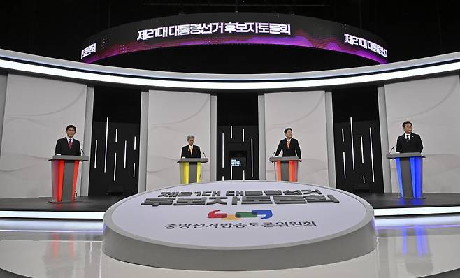 국민의힘 김문수(왼쪽부터), 민주노동당 권영국, 개혁신당 이준석, 더불어민주당 이재명 대통령 후보가 18일 서울 마포구 SBS프리즘타워에서 중앙선거방송토론위원회 주관 제21대 대통령선거 후보자 토론회 준비를 하고 있다. 2025.5.18/뉴스1