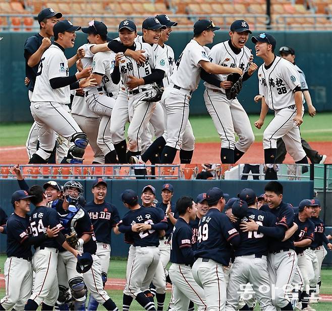 유신고와 성남고가 19일 오후 1시 서울 양천구 목동야구장에서 제79회 황금사자기를 두고 격돌한다. 17일 준결승전에서 승리한 뒤 기뻐하는 유신고(위 사진)와 성남고 선수들. 두 학교는 2019년 이 대회 16강전에서 맞붙은 바 있다. 당시엔 유신고가 4-1로 이겼다. 양회성 기자 yohan@donga.com