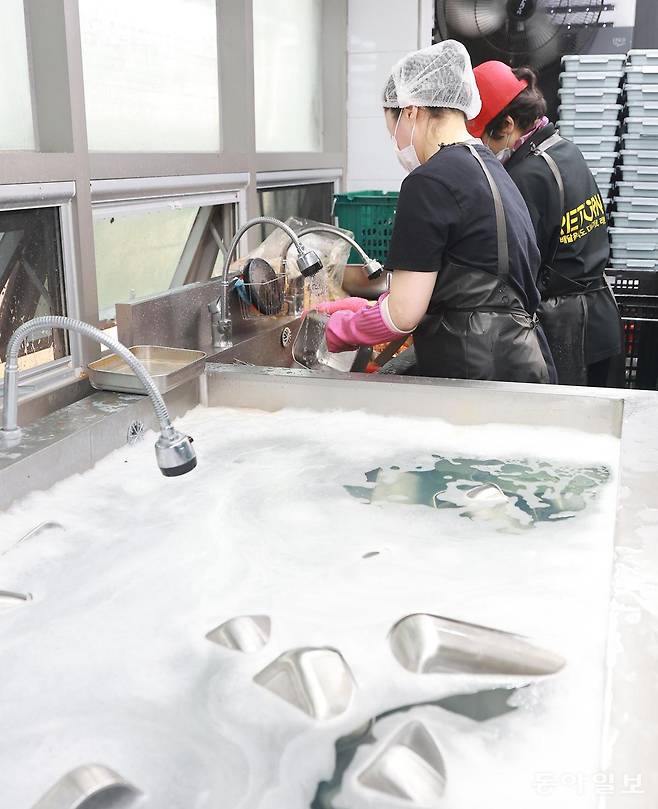 이날 서울 강남구에 있는 ‘잇그린’에서 직원들이 수거한 스테인리스 그릇을 세척하고 있다. 송은석 기자 silverstone@donga.com