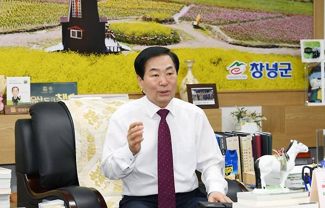 성낙인 경남 창녕군수가 최근 창녕군청 집무실에서 가진 동아일보와의 인터뷰에서 “인구 감소와 농촌지역 일손 부족 문제 등을 해결하기 위해 발로 뛰는 현장행정으로 군민이 체감할 수 있는 창녕의 변화를 만들겠다”고 말하고 있다. 창녕군 제공