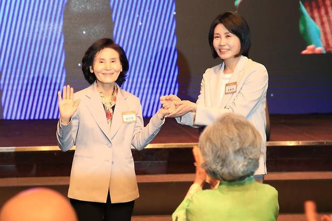 이재명 더불어민주당 대통령 후보의 부인 김혜경(오른쪽) 씨와 김문수 국민의힘 대통령 후보의 부인 설난영 씨. 2025.5.13/뉴스1