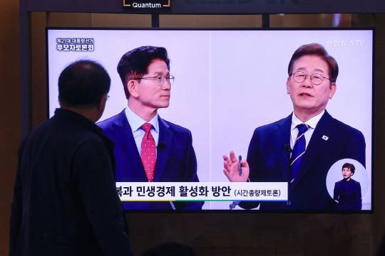 이재명 더불어민주당 대선후보(오른쪽)과 김문수 국민의힘 대선후보 [연합뉴스]