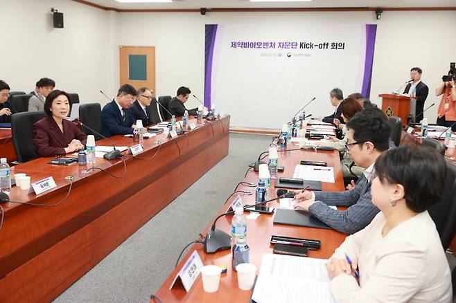 중소벤처기업부가 19일 제약바이오 중소벤처기업의 체계적인 성장을 지원하고, 현장 중심 정책 수립을 위해 '제약바이오벤처 자문단'(이하 자문단) 출범회의(Kick-off 회의)를 개최했다.(사진=중소벤처기업부)