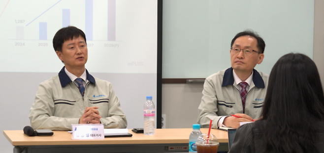 김종성 엠플러스 대표(왼쪽)가 기자단 질문에 답변하고 있다. 오른쪽은 고강호 엠플러스 기술연구소장(전무). (사진=엠플러스)