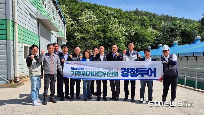 민주당 기후위기대응위원회가 지난 18일 전남 영광에 위치한 '낙월해상풍력사업' 현장을 방문해 사업 추진 현황을 점검하고 지역사회 상생 방안을 논의했다.