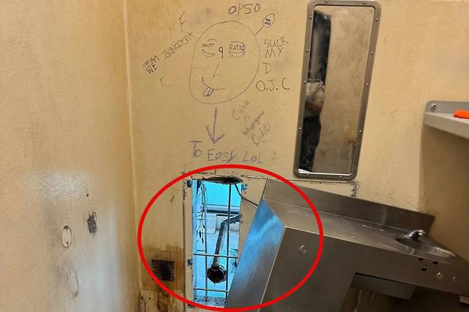 지난 16일 새벽 미국 루이지애나주 뉴올리언스에 있는 시립 교도소 올리언스 교구 교도소에서 집단 탈옥 사건이 발생했다. 당시 탈옥수들이 빠져나간 구멍. 사진=올리언스 교구 보안관 사무실