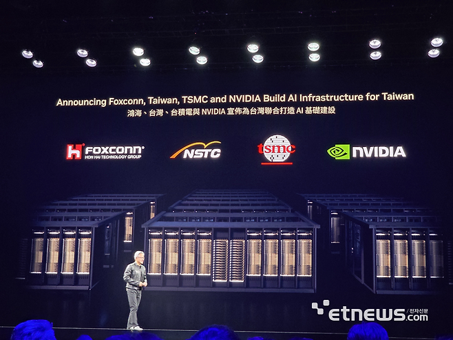 젠슨 황 엔비디아 CEO가 19일(현지시간) 대만 타이베이 뮤직센터에서 '컴퓨텍스 2025' 기조연설을 통해 폭스콘, 대만 NSTC, TSMC와 함께 대만에 슈퍼 AI 컴퓨터를 만들겠다고 발표하고 있다. (사진 = 김영호 기자)
