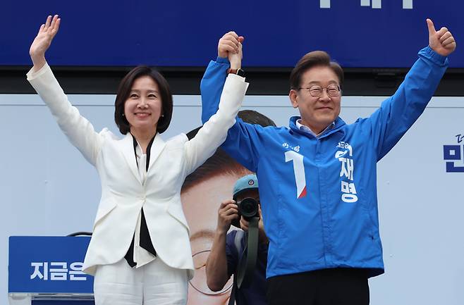 더불어민주당 이재명 대선 후보가 19일 서울 영등포구 타임스퀘어에서 열린 유세에서 허은아 전 개혁신당 대표와 함께 손을 잡고 포즈를 취하고 있다. 연합뉴스