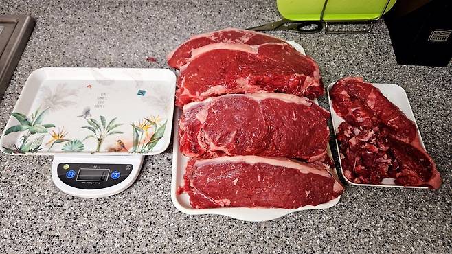 20250517_175023.jpg 저녁 코스트코 통 채끝등심 손질해서 냠냠