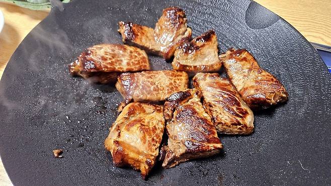 20250518_212807.jpg 저녁 코스트코 통 채끝등심 손질해서 냠냠