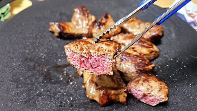 20250518_212856.jpg 저녁 코스트코 통 채끝등심 손질해서 냠냠