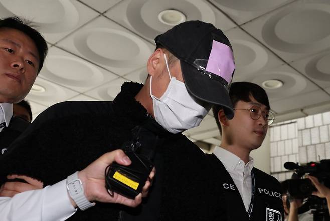 축구 국가대표팀 주장 손흥민의 아이를 임신했다고 주장하며 20대 여성 앙모씨와 함께 손씨에게 돈을 뜯어내려한 40대 남성 용모씨가 17일 영장실질심사를 받기 위해 서울중앙지법에 들어서고 있다.  연합뉴스