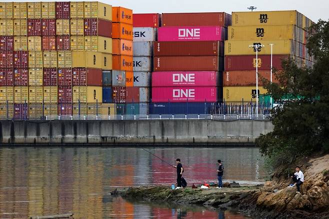 지난 9일 중국 광둥성 선전의 옌티엔 항구에서 시민들이 낚시를 하고 있다.로이터연합뉴스
