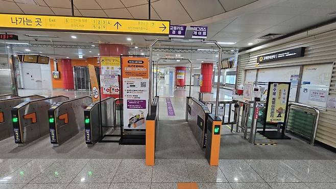 인천도시철도 1, 2호선 전체 역사에 교통카드를 접촉하지 않아도 교통요금 결제가 가능한 비접촉교통결제시스템(태그리스 게이트)이 상용화된다. 사진은 인천2호선 인천시청역 전경. 인천교통공사 제공.