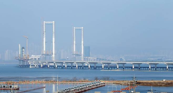 인천경제자유구역청은 올 연말 개통을 앞두고 있는 제3연륙교의 명칭 제정을 위한 행정 절차에 돌입한다. 사진은 제3연륙교 공사 현장 전경. 인천시 제공.