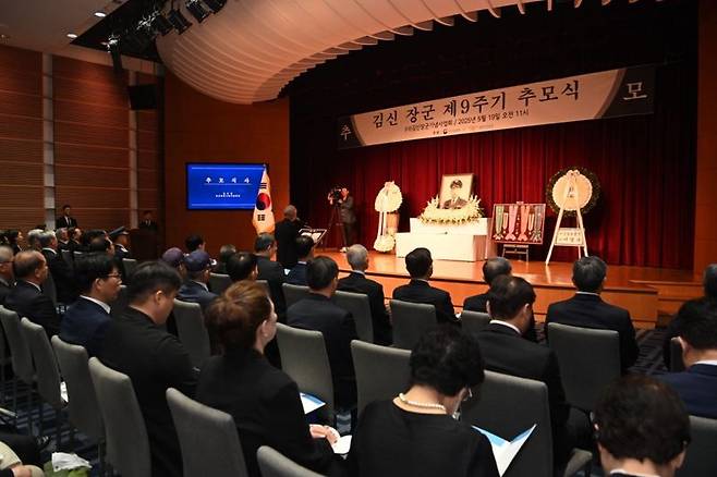 제6대 공군참모총장 故 김신 장군 9주기 추모식이 19일 서울 용산구 백범기념관에서 김신장군기념사업회주관으로 개최됐다. 사진은 추모사를 하고있는 김두만 김신장군기념사업회장. 공군 제공