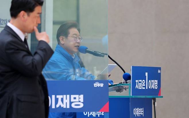 더불어민주당 이재명 대선 후보가 19일 서울 용산역 광장에서 열린 집중유세에 참석, 방탄유리가 설치된 유세차량에서 유권자들의 지지를 호소하고 있다. 사진=서동일 기자