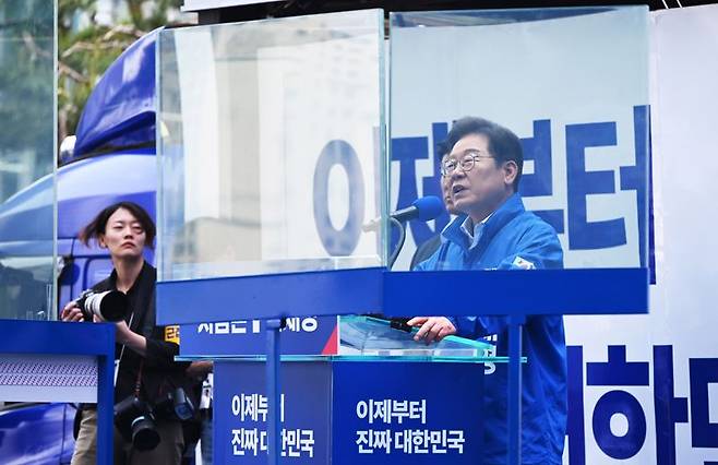 이재명 더불어민주당 대선 후보가 19일 서울 용산역 광장에서 방탄유리가 설치된 유세차량에 올라 지지를 호소하고 있다. 사진=서동일 기자