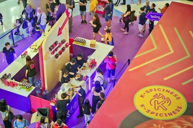 지난 15~18일 말레이시아 쿠알라룸푸르 중심가에 위치한 대형 복합 쇼핑몰 선웨이 피라미드에서 열린 삼양식품의 맵 팝업스토어가 현지인들로 북적이고 있다. 삼양식품 제공