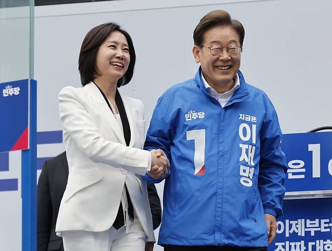 이재명 더불어민주당 대통령 후보와 민주당 합류 가능성이 거론되는 허은아 전 개혁신당 대표가 19일 오후 서울 영등포구 타임스퀘어를 찾아 유권자들을 향해 지지를 호소한 뒤 인사를 나누고 있다. 사진=뉴스1