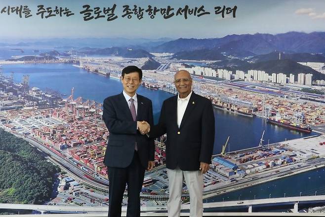 지난 16일 부산항만공사를 찾은 온두라스 인프라교통부 바야르도 파고아다(Bayardo Pagoada) 차관(오른쪽)이 송상근 사장과 기념촬영을 하고 있다. 부산항만공사 제공
