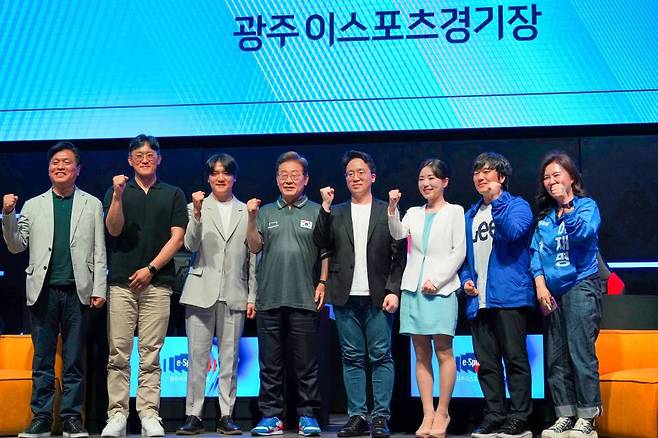 간담회 사진(좌로부터 조승래 의원, 넥슨 김세환 팀장, 박정석 단장, 이재명 후보, 배재민 선수, 천시아 캐스터, 황희두 위원장, 강유정 의원 / 출처: 강유정 의원실)