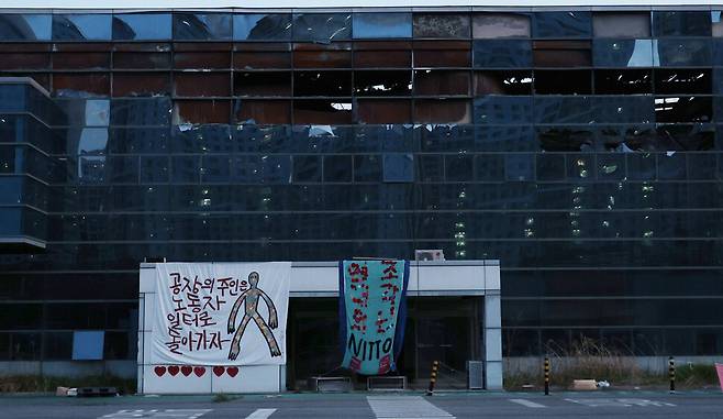 12일 경북 구미시 한국옵티칼하이테크공장에 불타버린 공장건물에 건너편 아파트의 모습이 비춰지고 있다. 백소아 기자 thanks@hani.co.kr