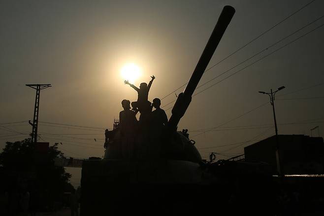 지난 10일 인도와 파키스탄 간 휴전이 발표된 뒤 파키스탄 물탄에서 시민들이 이를 축하하고 있다. 물탄/신화 연합뉴스