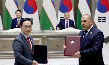 우즈베키스탄 대통령궁에서 지난해 6월14일(현지시각) 열린 양해각서(MOU) 서명식에서 이용배 현대로템 사장(왼쪽)과 주파르 나르줄라예프 우즈베키스탄 철도공사 사장이 ‘우즈베키스탄 철도공사 고속철 6편성 공급계약’에 서명한 뒤 기념사진을 찍고 있다. 대통령실사진기자단