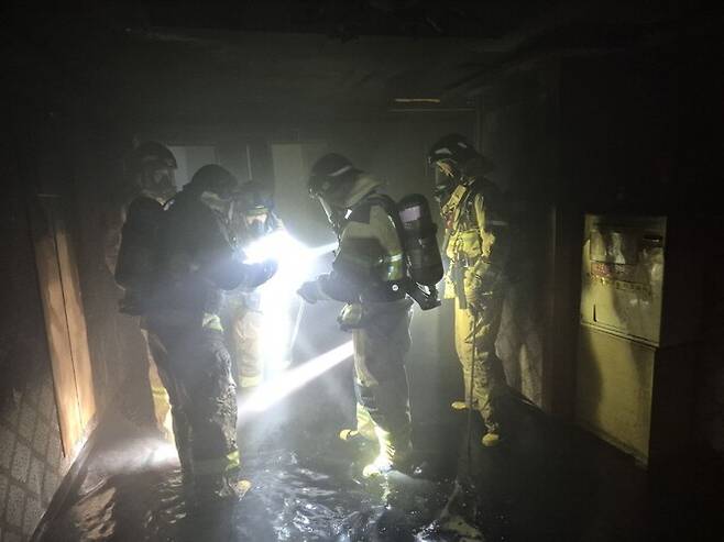 19일 새벽 경기도 수원시 장안구 한 5층짜리 모텔 3층에서 불이나 투숙객 1명이 사망했다. 경기도소방재난본부 제공