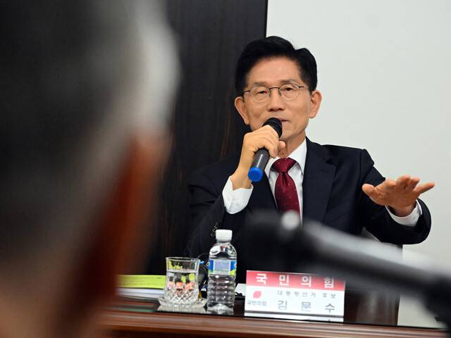 김문수 국민의힘 대통령 후보가 19일 서울 중구 부영 태평빌딩에서 열린 대한노인회 간담회에서 인사말을 하고 있다. 공동취재사진