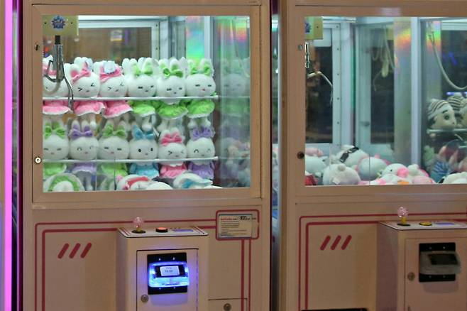 타이의 한 상점가에 있는 인형뽑기 기계. 사진 Varuth Hirunyatheb, 출처 방콕포스트