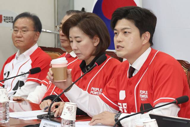 김용태 국민의힘 비상대책위원장이 19일 오전 국회에서 열린 중앙선거대책위원회 회의에서 이재명 더불어민주당 대통령 후보의 ‘커피 원가 120원’ 발언을 비판하며 커피를 들어보이고 있다. 윤운식 선임기자 yws@hani.co.kr