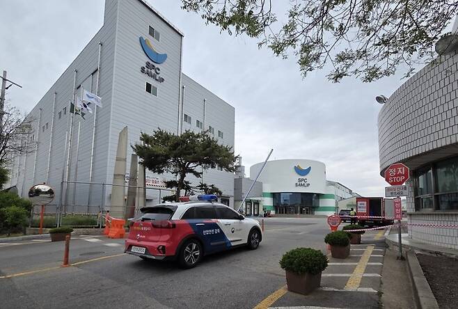19일 50대 노동자 끼임 사망사고가 발생한 경기도 시흥시 정왕동 SPC삼립 시흥공장으로 고용노동부 산업안전 감독관 차량이 들어서고 있다. 이정하 기자