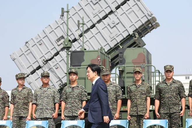 중국의 대규모 군사훈련이 진행되고 있던 지난해 10월18일 라이칭더 대만 총통은 타오위안의 한 해군기지를 방문했다. 타오위안/AFP 연합뉴스