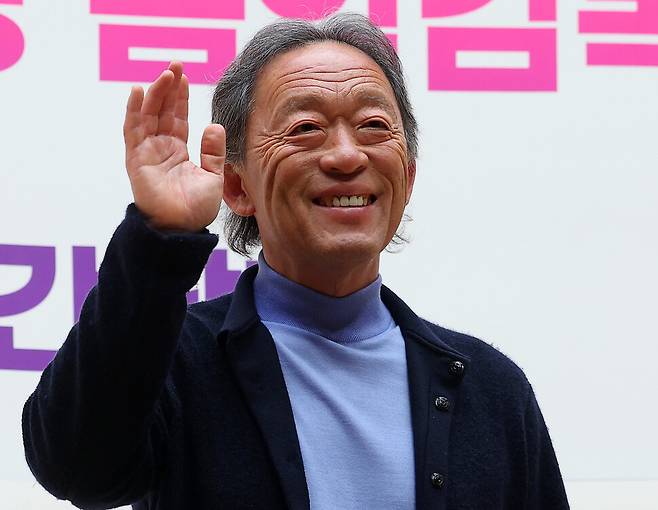 지휘자 정명훈이 19일 부산콘서트홀에서 연 기자간담회에서 인사하고 있다. 부산/연합뉴스