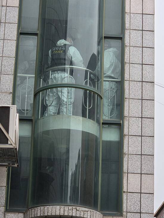 편의점 맞은편 3층짜리 다세대주택에 사는 차철남의 주거지에서 주검 1구가 추가로 발견돼 과학수사대가 현장감식을 하고 있다.