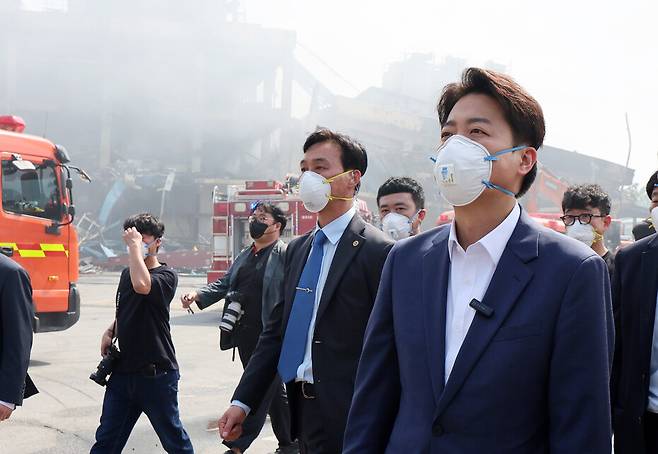 이준석 개혁신당 대통령 후보가 19일 오후 광주 광산구 금호타이어 광주공장을 찾아 화재 현장을 살펴보고 있다. 연합뉴스