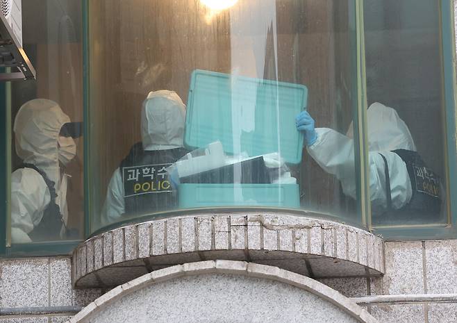 19일 경기도 시흥의 편의점과 체육공원 등에서 50대 중국동포가 시민 2명을 잇달아 흉기로 찌르는 사건이 발생해 경찰이 수사에 나선 가운데 용의자의 자택과 그 주변에서 시신 2구가 발견됐다. 사진은 시신이 발견된 건물에서 과학수사대원들이 감식을 위해 이동하는 모습. 연합뉴스