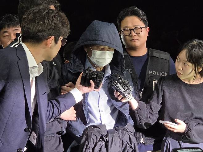 경기도 시흥시 정왕동 흉기 피습 용의자 차철남씨가 19일 검거돼 시흥경찰서에 이송되고 있다. 이정하 기자