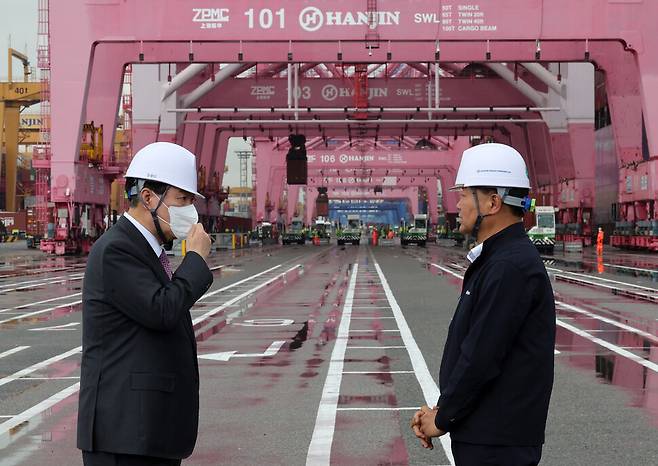 윤석열 대통령이 2022년 8월31일 경남 창원시 진해구 부산신항 한진물류터미널을 방문해 부산신항 개발계획 등에 대한 설명을 듣고 항만 시설을 둘러보고 있다. 대통령실 사진기자단