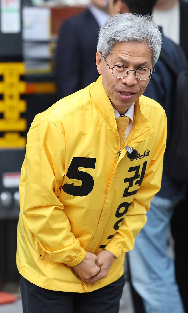 권영국 민주노동당 대선 후보가 2025년 5월13일 오전 서울 성북구 성신여대입구역 인근에서 시민들에게 인사하고 있다. 연합뉴스