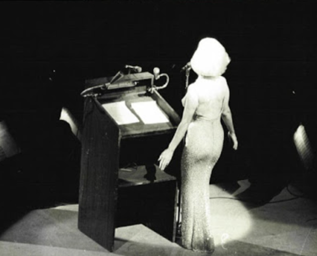 1962년 5월 존 F. 케네디 대통령 후원금 모금 행사 무대의 마릴린 먼로. themarilynmonroecollection.com