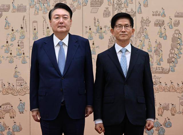 윤석열 전 대통령이 2024년 8월 30일 서울 용산 대통령실에서 김문수 당시 고용노동부 장관에게 임명장을 수여한 후 기념촬영을 하고 있다. 대통령실사진기자단