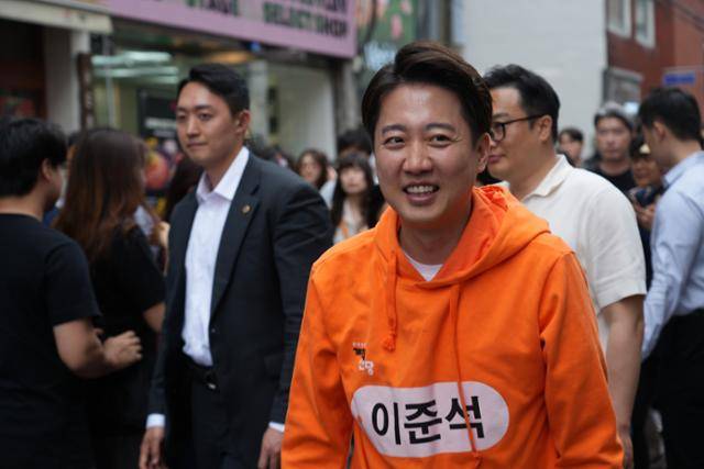 이준석 개혁신당 대선 후보가 17일 오후 서울 성동구 성수동 카페거리에서 유세를 하고 있다. 이준석 캠프