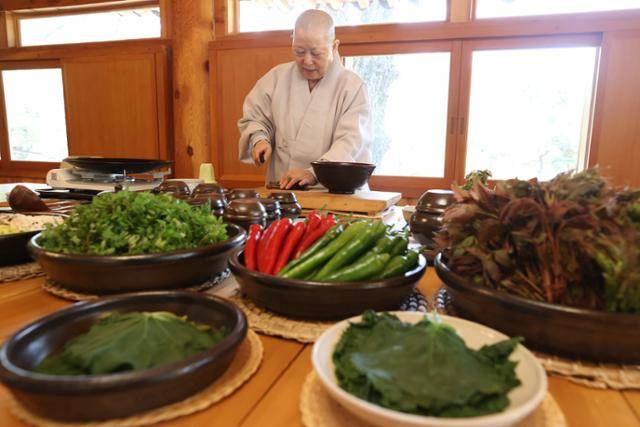 진관사 회주 계호 스님이 지난달 23일 서울 은평구 진관사에서 사찰음식을 선보이고 있다. 연합뉴스