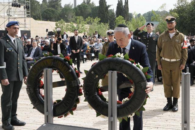 베냐민 네타냐후 이스라엘 총리가 지난 4월 예루살렘의 홀로코스트 추모관에서 열린 추모 행사에 참석했다. 예루살렘=로이터 연합뉴스