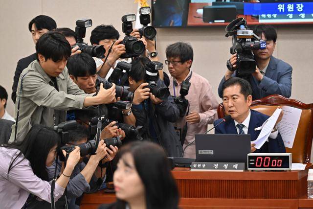 정청래 국회 법사위원장이 14일 국회 법제사법위원회에서 열린 조희대 대법원장 등 사법부의 대선개입 의혹 진상규명 청문회에서 조희대 대법원장 등 대법관들이 제출한 불출석 사유서를 공개하고 있다. 이날 회의에서 서영교 민주당 의원은 조희대 대법원장이 이재명 민주당 대통령 후보 상고심 판결 전 윤 전 대통령의 탄핵 사건 변호인이었던 정상명 전 검찰총장과 한덕수 전 총리를 함께 만나 ‘이재명 사건을 알아서 처리하겠다’고 말했다는 제보 음성을 공개하기도 했다. 정다빈 기자